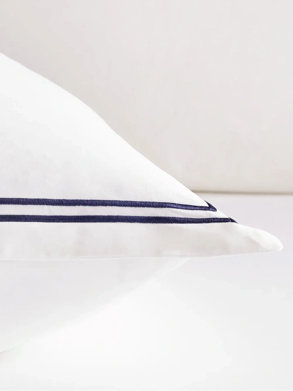 NWOT Quince Organic Crisp Percale  Euro Sham White w/Navy Double-Needle Border!
